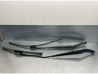 Recambio de brazo limpia delantero derecho para volkswagen polo beats referencia OEM IAM   