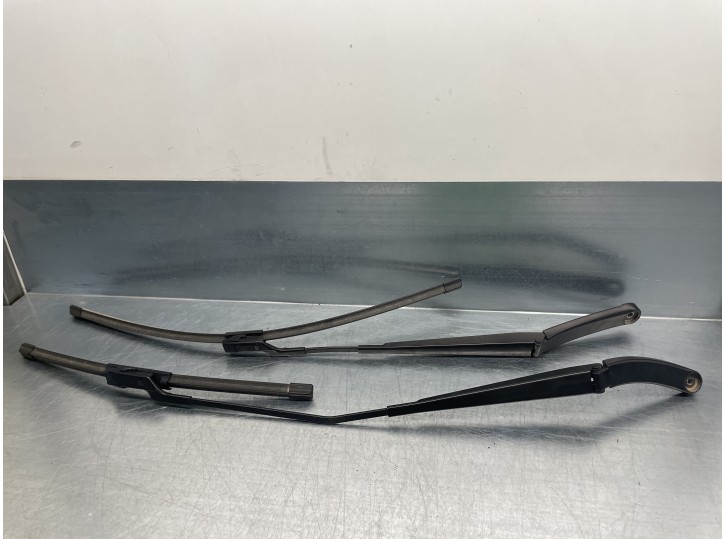 Recambio de brazo limpia delantero derecho para volkswagen polo beats referencia OEM IAM   