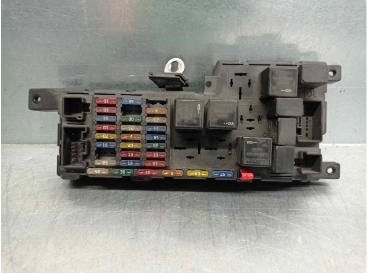 Recambio de caja reles / fusibles para volvo s60 berlina 2.4 t / 2.5 t referencia OEM IAM 8637841 