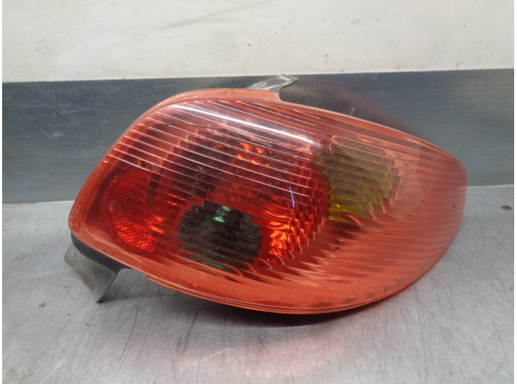 Recambio de piloto trasero derecho para peugeot 206 berlina 1.4 referencia OEM IAM 6351S0  