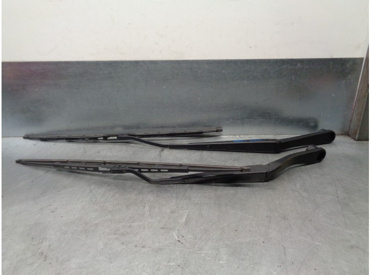 Replacement front right wiper arm for Chrysler PT Cruiser (PT) 2.2 CRD CAT OEM IAM reference 5018434AA 