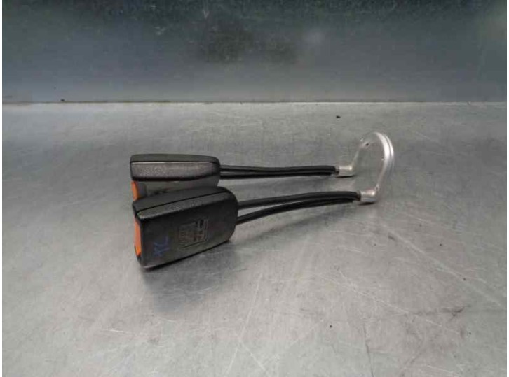 Recambio de enganche cinturon para volkswagen golf iii berlina (1h1) 2.0 referencia OEM IAM 1H0857739A  