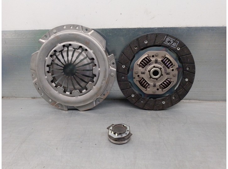 Replacement clutch kit for Fiat Punto Sedan (176) 1.1 CAT OEM IAM reference 826350 700335 VALEO