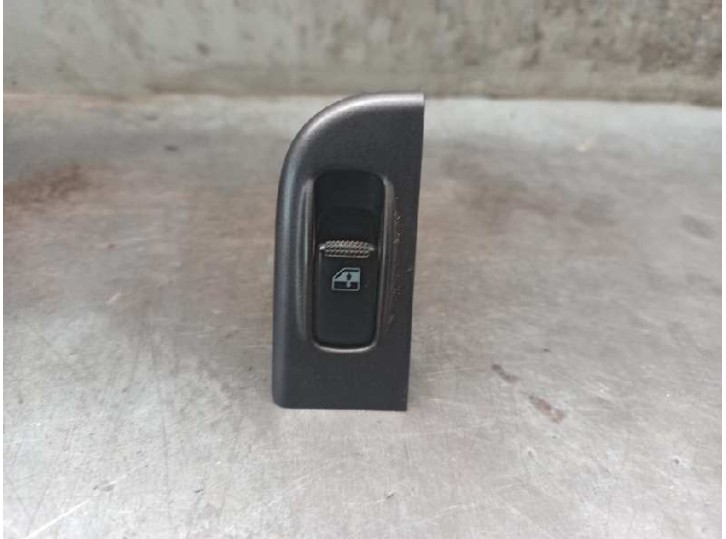 Replacement rear right window lift switch for Hyundai Trajet (FO) 2.0 CRDi GLS OEM IAM reference 935853A100 