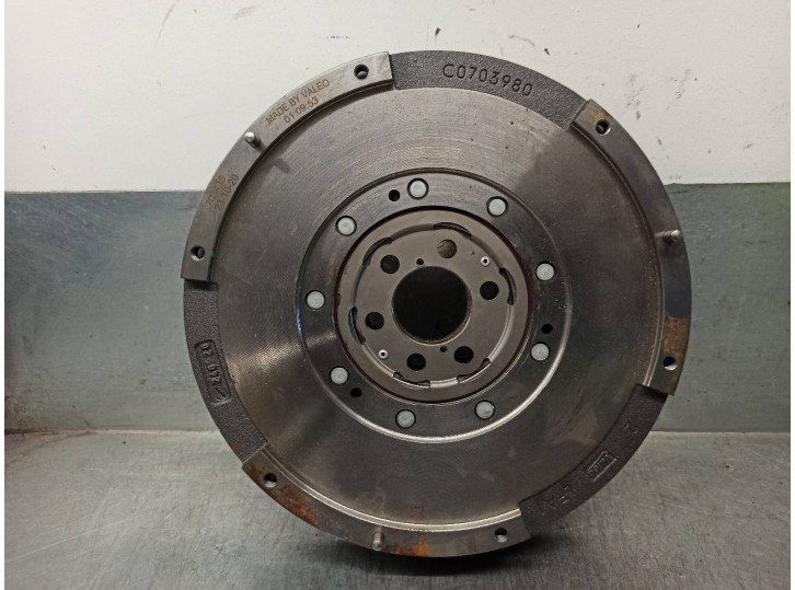 Replacement flywheel for Volkswagen Passat Saloon (3B3) OEM IAM reference C0703980 703435 VALEO