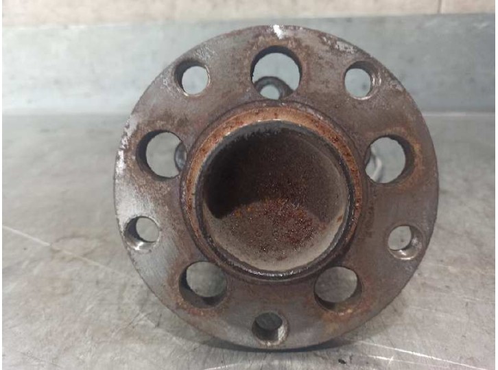 Replacement rear right stub axle for Skoda Superb (3U4) 1.9 TDI OEM IAM reference 8D0407258AL 