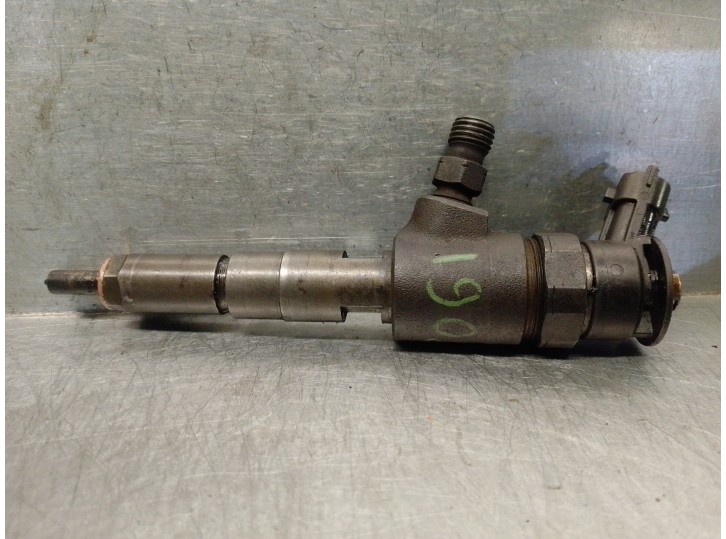 Recambio de inyector para peugeot 207 confort referencia OEM IAM 565889 0445110252 BOSCH
