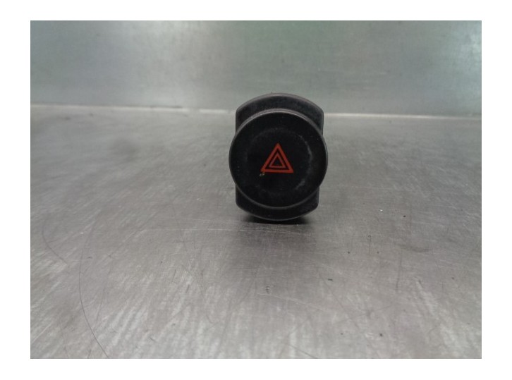 Replacement hazard warning switch for Dacia Duster Ambiance 4x2 OEM IAM reference 