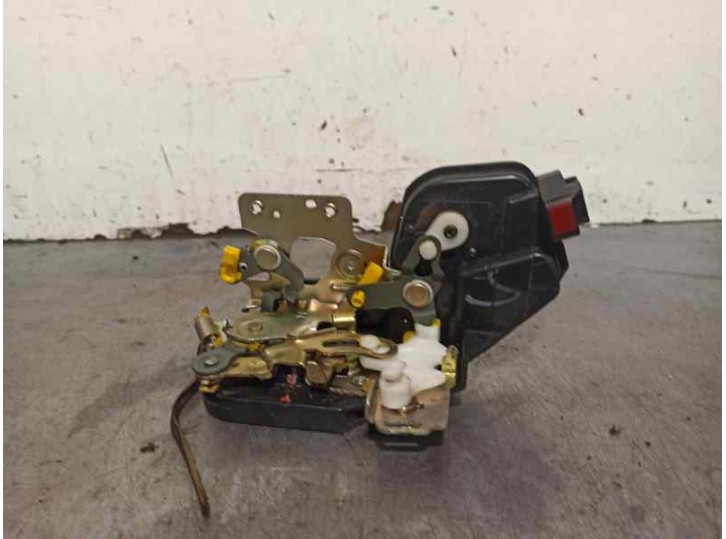 Recambio de cerradura puerta delantera derecha para kia pride 1.3 cat referencia OEM IAM 813211F010 5 PINES 5 PUERTAS
