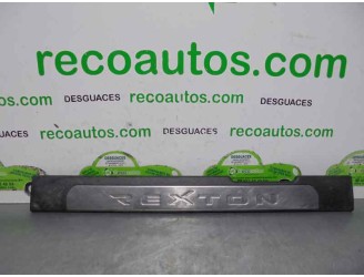 Recambio de molduras delanteras para ssangyong rexton 2.7 turbodiesel cat referencia OEM IAM 7226008010 