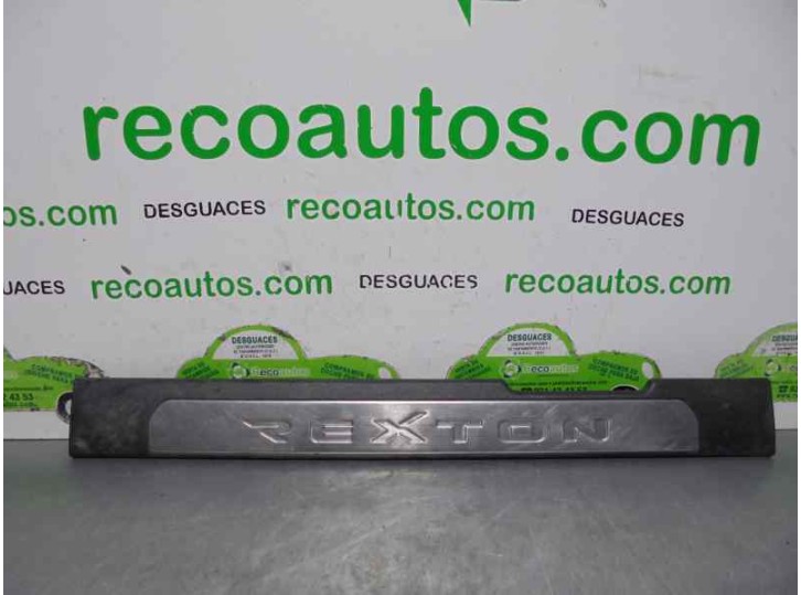 Recambio de molduras delanteras para ssangyong rexton 2.7 turbodiesel cat referencia OEM IAM 7226008010  