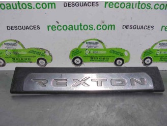 Recambio de molduras traseras para ssangyong rexton 2.7 turbodiesel cat referencia OEM IAM 7729508010  