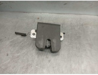 Replacement boot / tailgate lock for Volkswagen Polo (9N3) 1.4 TDI OEM IAM reference 6Q6827505D 