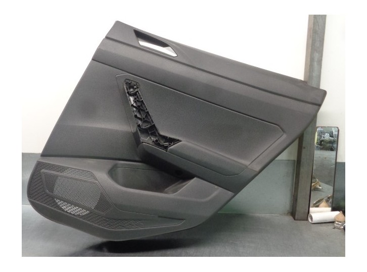 Recambio de guarnecido puerta trasera derecha para volkswagen polo advance referencia OEM IAM 2G6867212N 