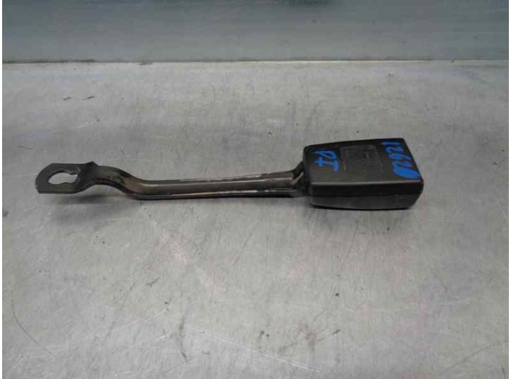 Recambio de enganche cinturon para audi a4 berlina (b5) 1.9 tdi referencia OEM IAM 8D0857755B 