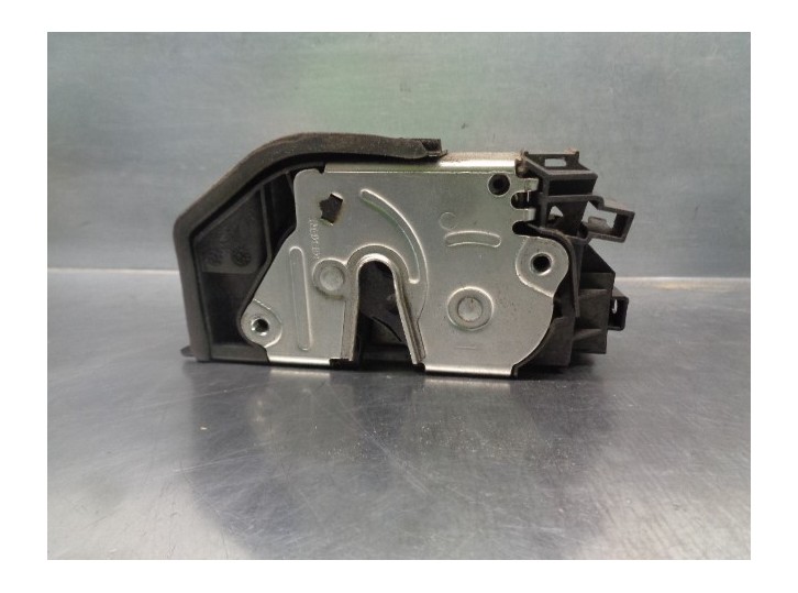 Recambio de cerradura puerta delantera derecha para bmw serie 1 berlina (e81/e87) 120d referencia OEM IAM 7167068 7 PINES 5 PUER