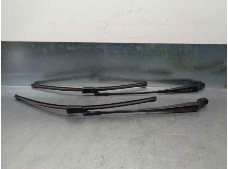 Replacement front right wiper arm for Skoda Fabia (5J2) 1.2 OEM IAM reference 5J1955410B 5J1955409B 