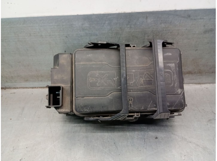 Recambio de caja reles / fusibles para opel insignia b grand sport (z18) 1.5 (68) referencia OEM IAM 39116632 39116632 