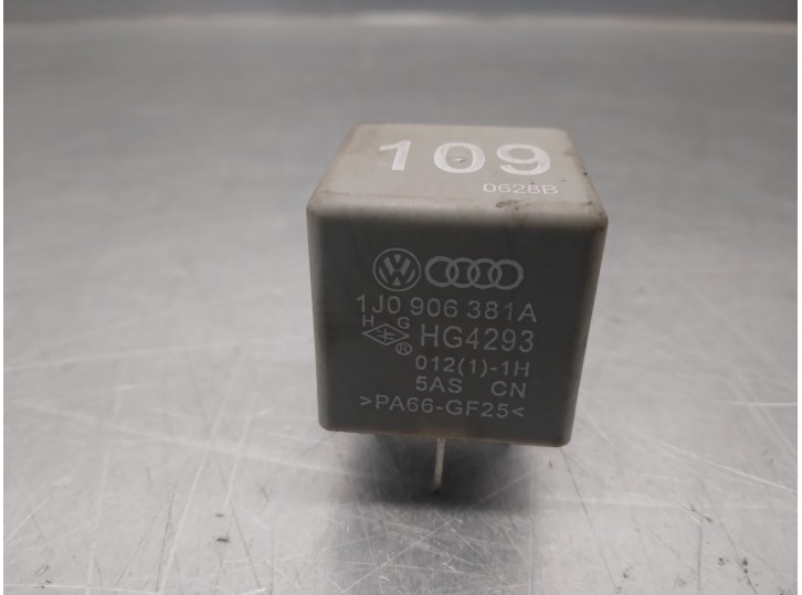 Replacement relay for Seat Ibiza (6L1) 1.4 TDi OEM IAM reference 1J0906381A 