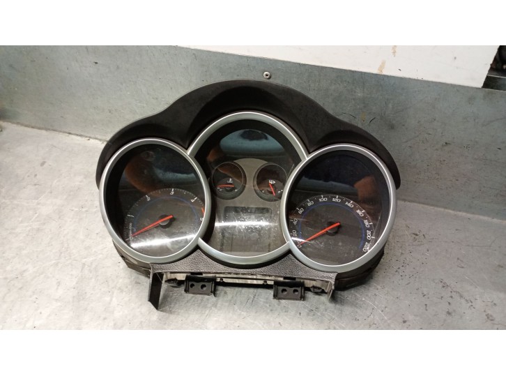 Recambio de cuadro instrumentos para chevrolet cruze (j300) 2.0 cdi referencia OEM IAM 95472851 95472851 