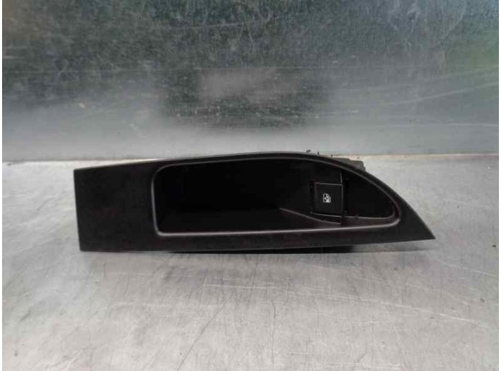 Recambio de mando elevalunas trasero derecho para opel astra j gti 1.4 sedan p10 referencia OEM IAM 13301888 