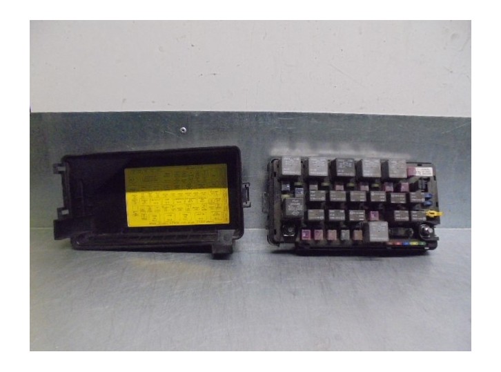 Recambio de caja reles / fusibles para ssangyong kyron 2.0 referencia OEM IAM 8231009030  