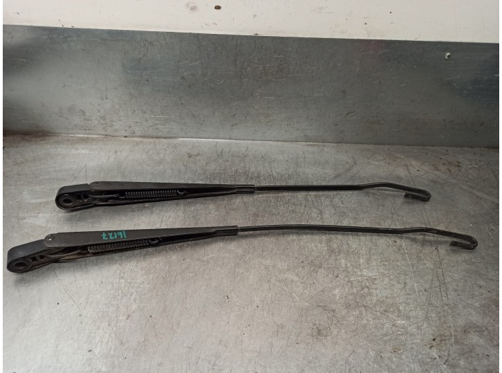 Recambio de brazo limpia delantero derecho para ford transit caja cerrada, corta (fy) (2000 =>) ft 330 2.4 referencia OEM IAM YC