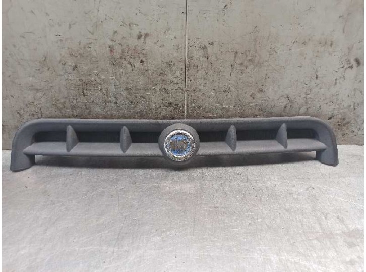 Recambio de rejilla delantera para fiat doblo cargo (223) 1.9 diesel cat referencia OEM IAM 735268388  