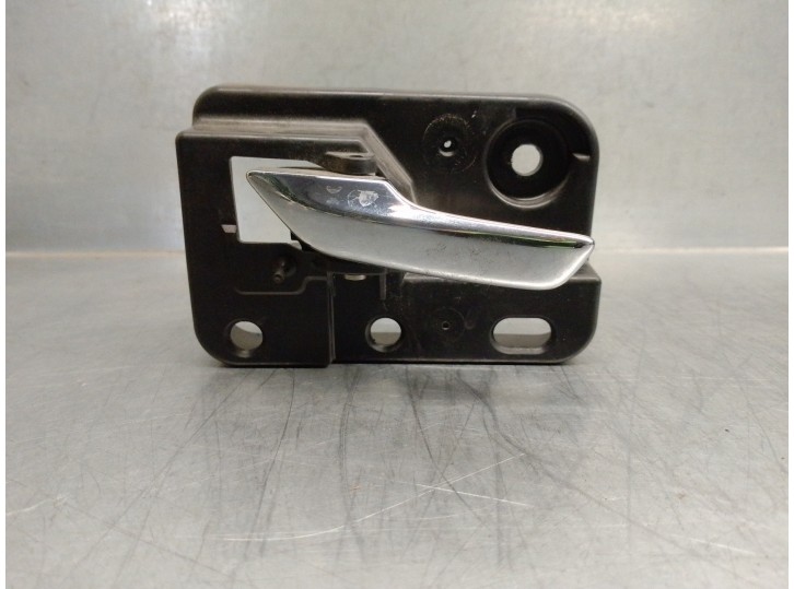 Replacement left front interior door handle for dodge journey 2.0 16v crd cat OEM IAM reference 96210010 5 DOORS