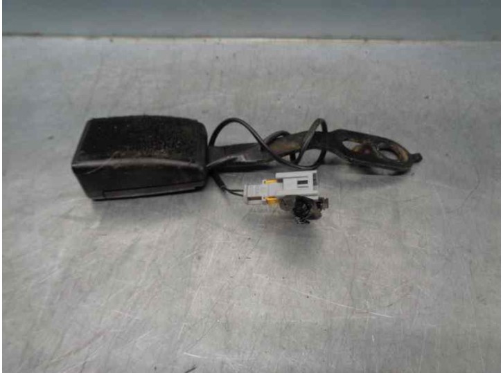 Recambio de enganche cinturon para peugeot 208 1.2 16v vti referencia OEM IAM 96831772XX  