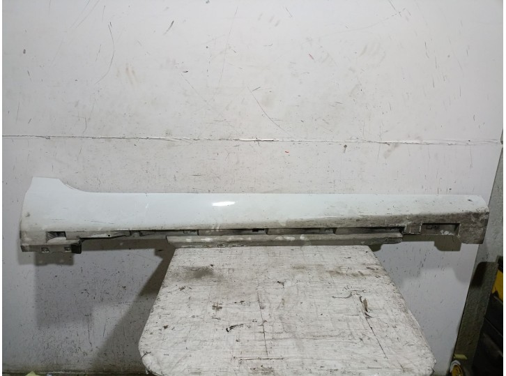 Recambio de faldon lateral para volvo v40 hatchback (525) d2 referencia OEM IAM 31395043RF 