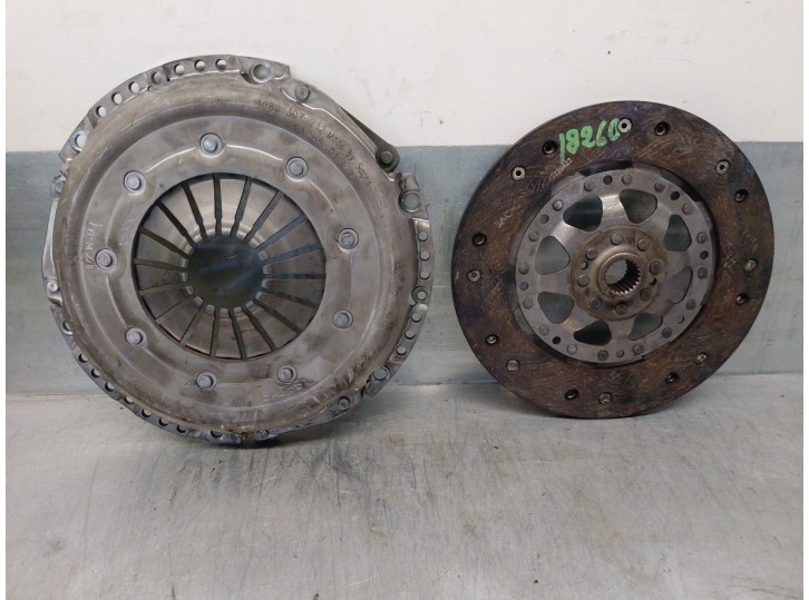 Replacement clutch kit for Audi A4 sedan (8E) 1.8 20V turbo OEM IAM reference 3082307232 SACHS