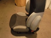 Recambio de asiento delantero derecho para citroën c3 1.6 hdi audace referencia OEM IAM 4115709 TELA NEGRA Y GRIS 5 PUERTAS