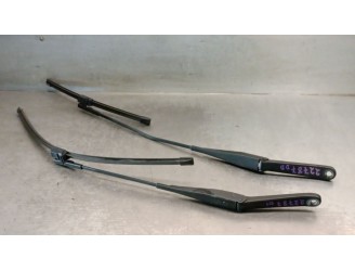 Recambio de brazo limpia delantero derecho para ford focus berlina (cap) 2.0 tdci cat referencia OEM IAM 4M5117526AE 1731536 