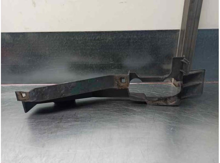 Replacement right headlight bracket for Land Rover Range Rover (LM) 3.0 TD6 OEM IAM reference 7009236RH 