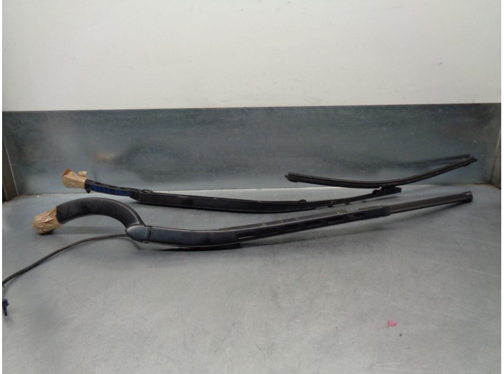 Replacement right front wiper arm for Jaguar XF 2.7 V6 Diesel Premium Luxury OEM IAM reference C2D30565 C2D30566 