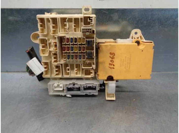 Recambio de caja reles / fusibles para lexus is200 (gxe10) 2.0 cat referencia OEM IAM 8922153100  