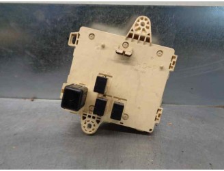 Recambio de caja reles / fusibles para lexus is200 (gxe10) 2.0 cat referencia OEM IAM 8922153100  