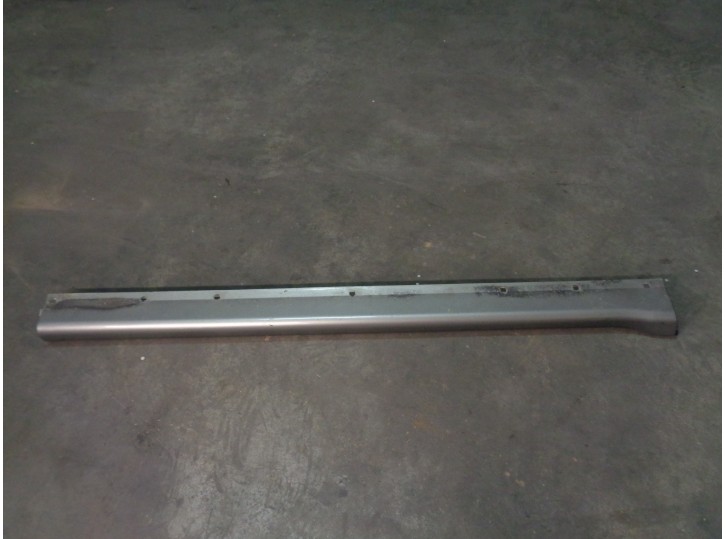Replacement right lateral side skirt spoiler for Hyundai Galloper 2.5 OEM IAM reference HR650935 