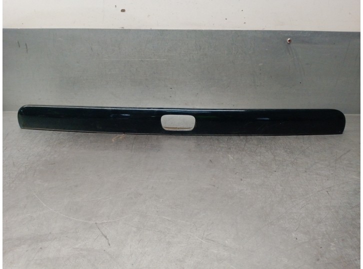 Recambio de molduras traseras para volvo s40 berlina 1.6 cat referencia OEM IAM 613890  