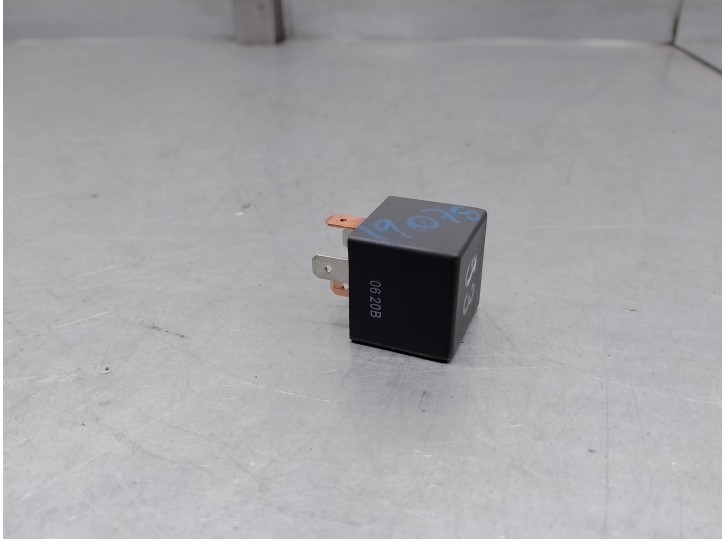 Replacement relay for Seat Ibiza (6L1) 1.4 TDI OEM IAM reference 141951253B 