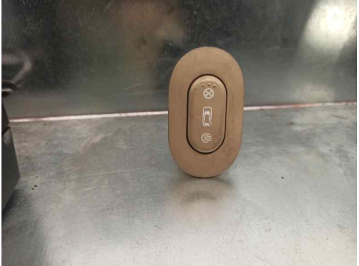 Recambio de mando elevalunas trasero derecho para kia carnival 2.9 crdi cat referencia OEM IAM 935904D600TW 3ª FILA