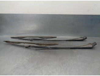 Recambio de brazo limpia delantero derecho para ford fiesta berl./express 1.6 referencia OEM IAM 84FG17526A1A  