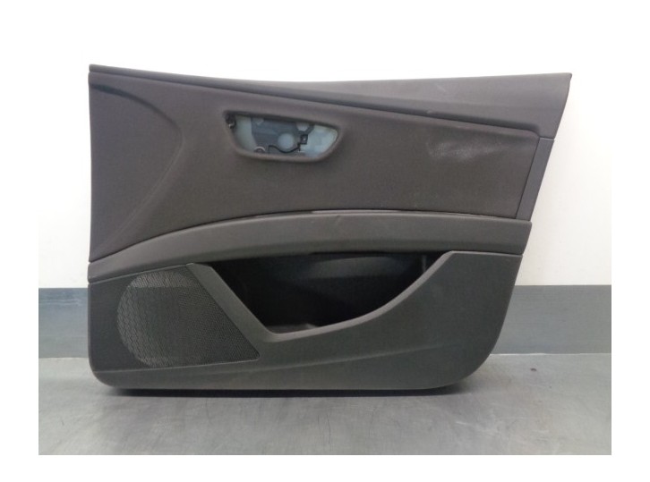 Replacement front right door trim for Seat Leon ST (5F8) reference ecomotive OEM IAM reference 5F4867132 5F98671