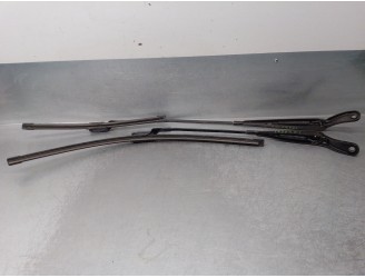 Recambio de brazo limpia delantero derecho para peugeot 208 1.2 12v vti referencia OEM IAM 9673292080  