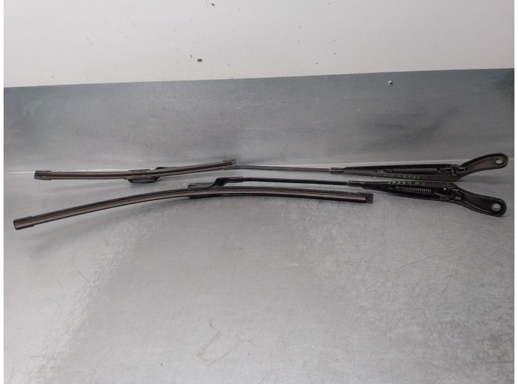 Recambio de brazo limpia delantero derecho para peugeot 208 1.2 12v vti referencia OEM IAM 9673292080  