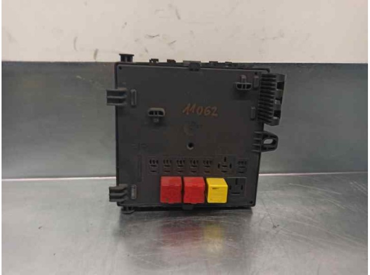 Recambio de caja reles / fusibles para opel vectra c berlina 2.0 dti referencia OEM IAM 13144709 