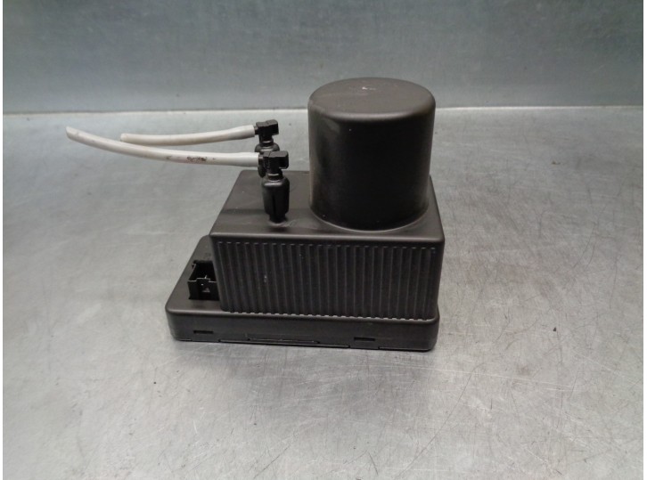 Replacement central locking control unit for Mercedes-Benz CLS Class (W219) 3.5 V6 CAT OEM IAM reference 0132006365 BOSCH