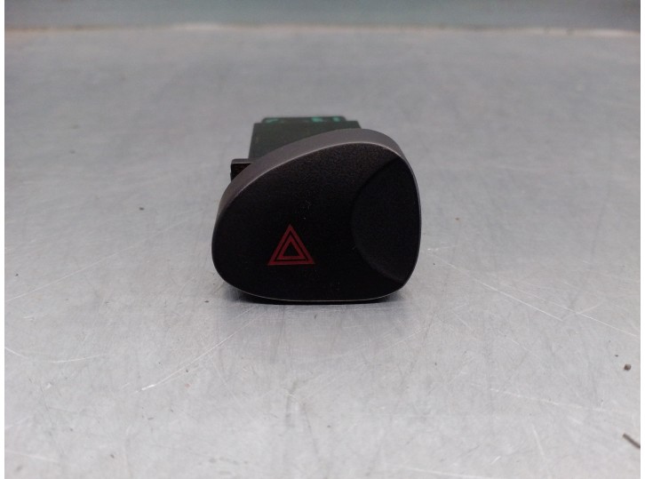 Replacement hazard warning switch for Hyundai H1 2.5 turbodiesel OEM IAM reference 937904A000 