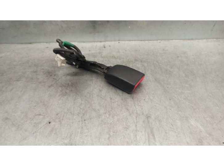 Recambio de enganche cinturon para toyota prius (nhw30) 1.8 16v cat referencia OEM IAM 7324047140C0  
